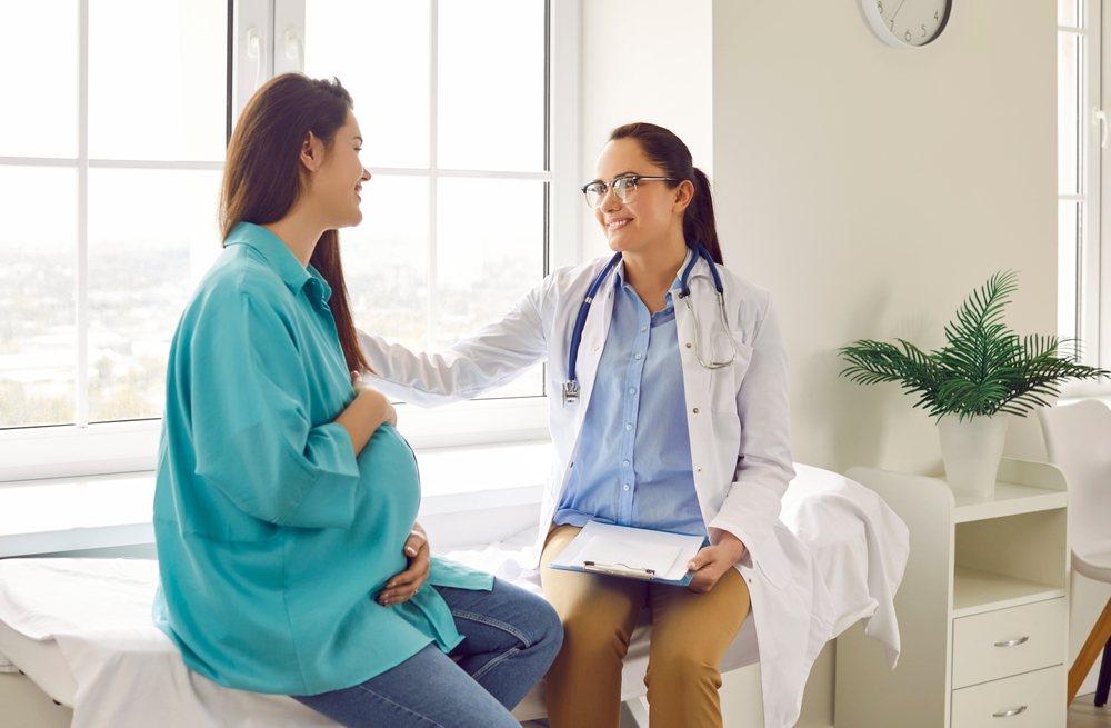 Doktor kontrolündeki hamile kadın