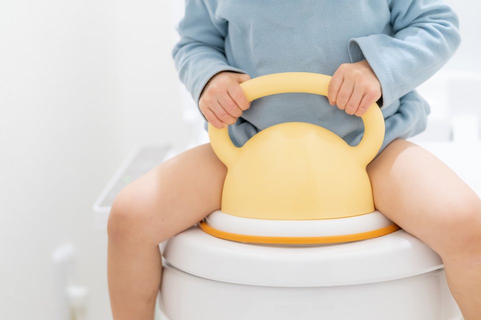 3 günde tuvalet eğitimi gece de devam etmeli. Tuvalet eğitimi gece ritüelleri ebeveynler için biraz zorlayıcı olsa da bu süreçte çocuğa anlayışla yaklaşılmalı. Gece tuvalet eğitimi sürecinde yapmanız gereken gündüz tuvalet eğitim sürecini tamamladıktan 3 gün sonra gece bez bağlamayı bırakmak olmalı. Böylelikle çocuk gündüz kazandığı alışkanlığı gece de sürdürerek duruma adapte olabilir.