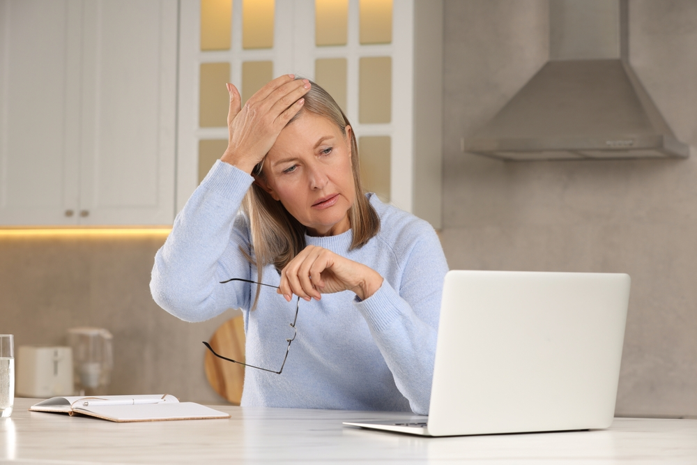 Ateş basması yaşayan orta yaş üzeri kadın 