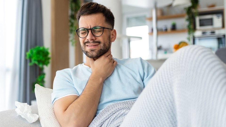 Boğazda lezyon belirtileri lezyonun boyutuna, yerine ve türüne bağlı olarak değişiklik gösterebilir. 
