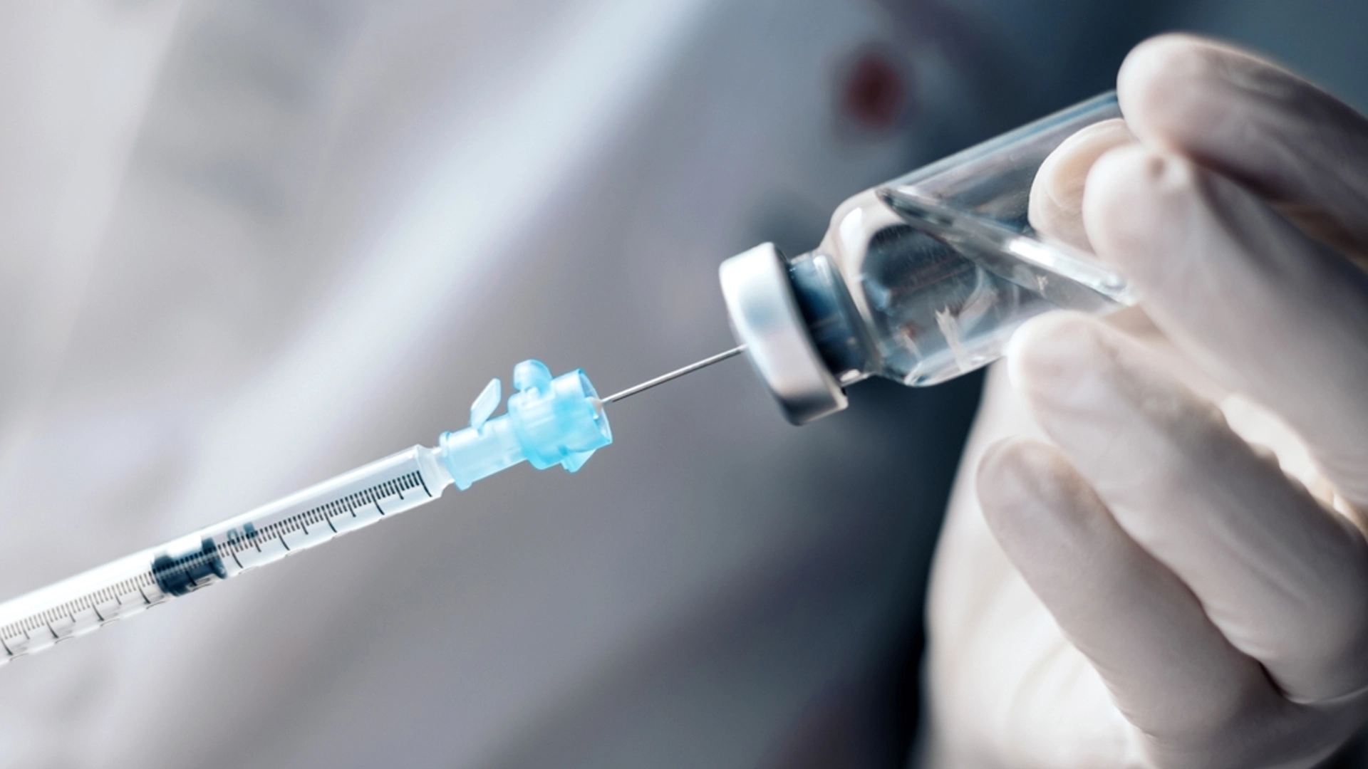 enjeksiyon enjeksiyon aşı aşılama ilacı bir şırıngaya kadın hemşire