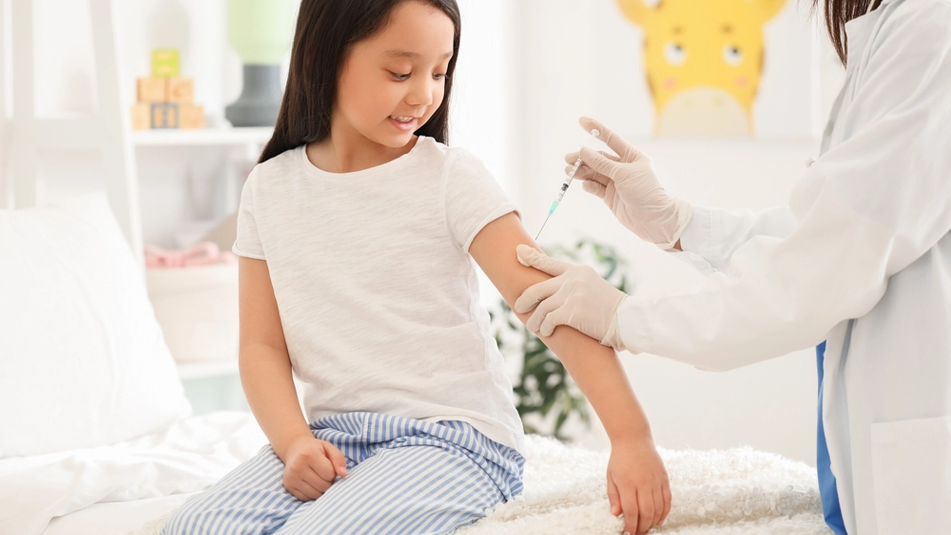 Küçük kız hastanede aşı oluyor