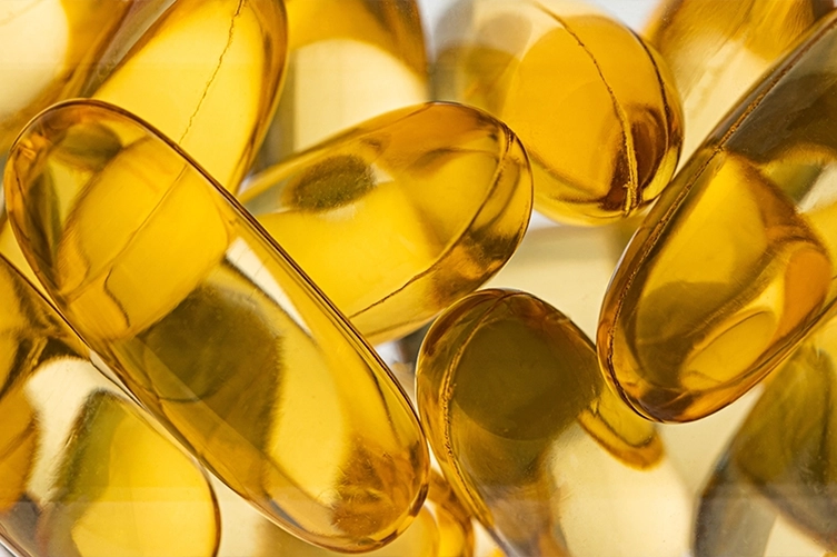 Parlak sarı K vitamini kapsülleri