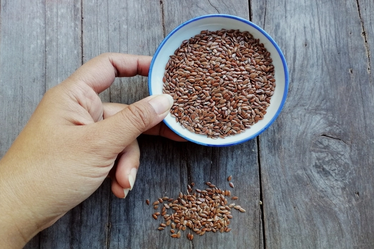 Keten tohumunu kullanan kadın 