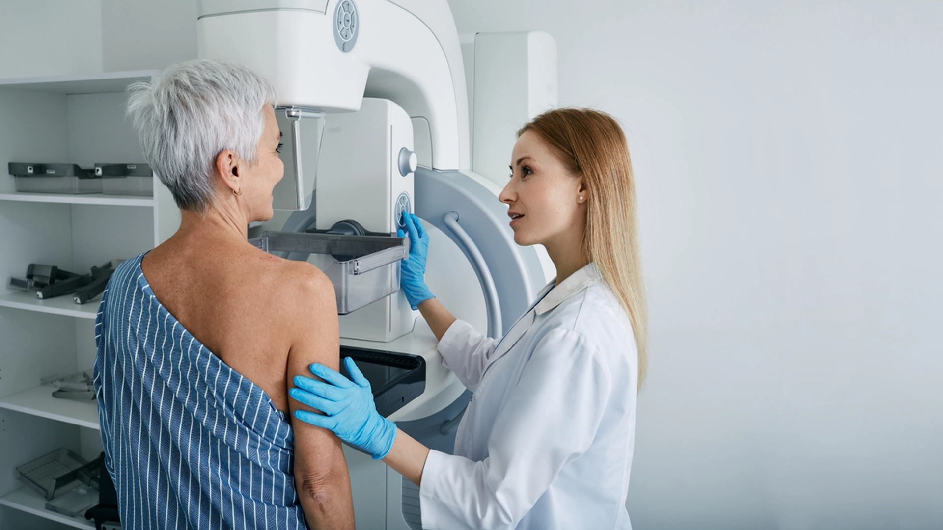 40 yaş üstü mamografi muayenesine giren kadın 