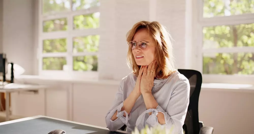 Tiroid düşüklüğü belirtileri yaşayan kadın