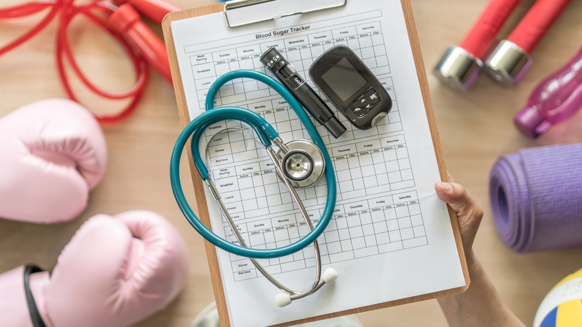 Şeker hastalığını ölçen aletler ve test sonucunu gösteren belge