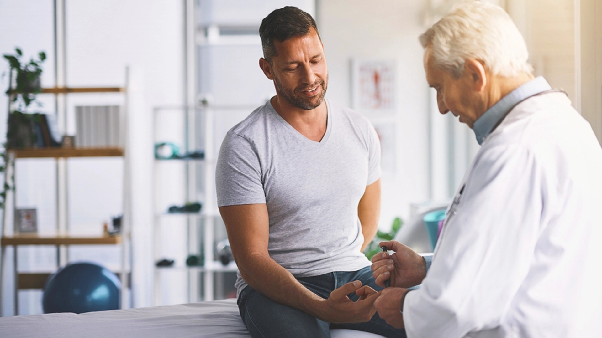 Şekeri ölçülen genç erkek hasta ve doktoru