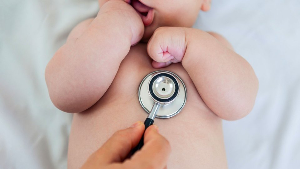 6 aylık bebekten portakal büyüklüğünde kist çıkarıldı