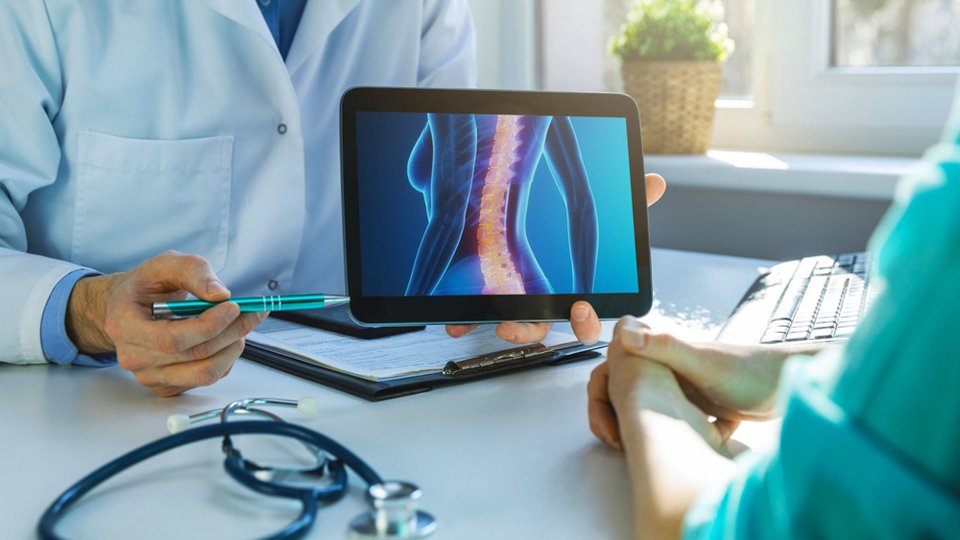 Spinal Füzyon Cerrahisi Nedir? Nasıl Uygulanır?
