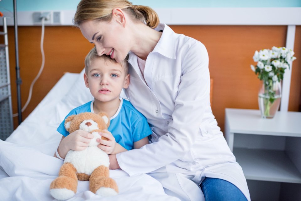 Çocukların Hastane Korkusu Nasıl Yenilir? Ebeveynler İçin Kapsamlı Rehber