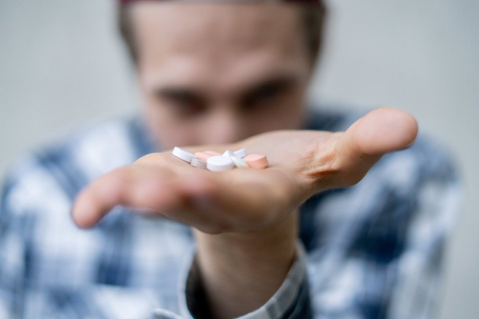 Ağrı Kesiciler Hakkında Bilinmeyen Gerçekler: Ne Zaman Tehlikeli Olur?