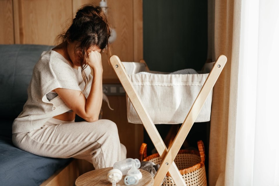 Doğum Sonrası Hüzün mü, Depresyon mu? Postpartum Depresyonu Tanıma Rehberi