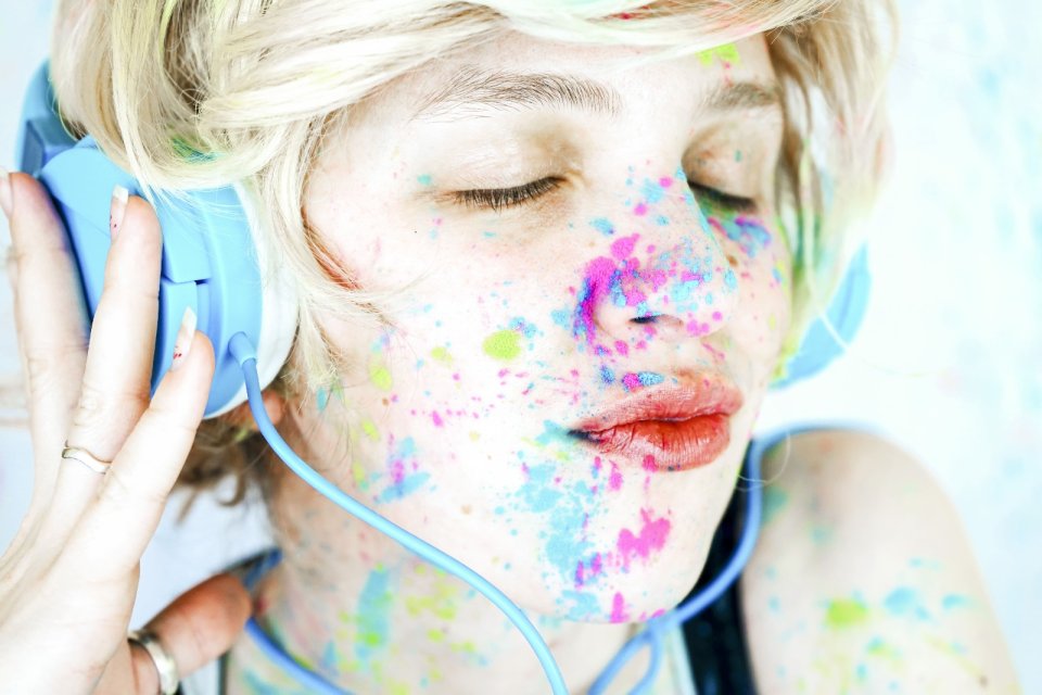 Sinestezi Nedir? Duyuların Büyüleyici Dansı ve Renkleri Duymanın Ardındaki Bilim